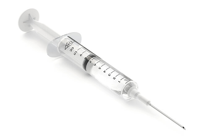 Injecter - Instrument médical pour l'administration de perfusions ou le prélèvement de liquides corporels.