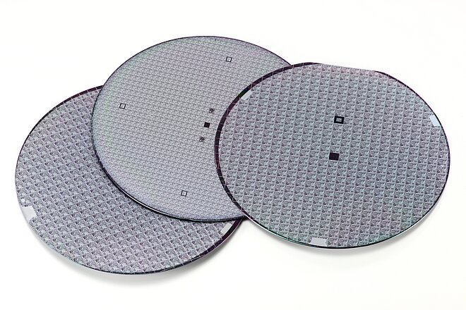 Fette di wafer - Dischi di silicio rotondi che servono come base per i circuiti integrati.