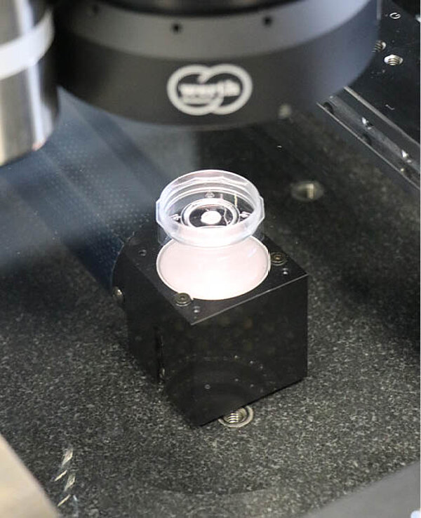 Combinazione di ottica e tattilità sensori per pezzi perfetti stampati a iniezione
