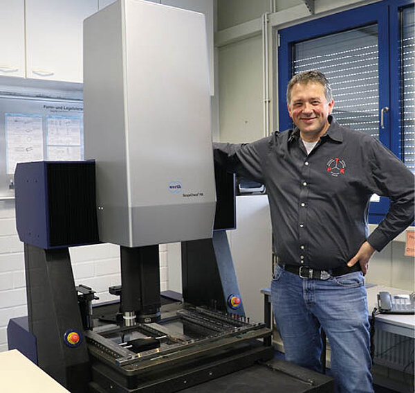 Lo stampatore a iniezione utilizza una combinazione di tecnologia a sensori ottici e tattili