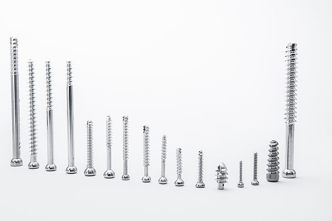 Bone screws - Workpieces for fixing implants in bone